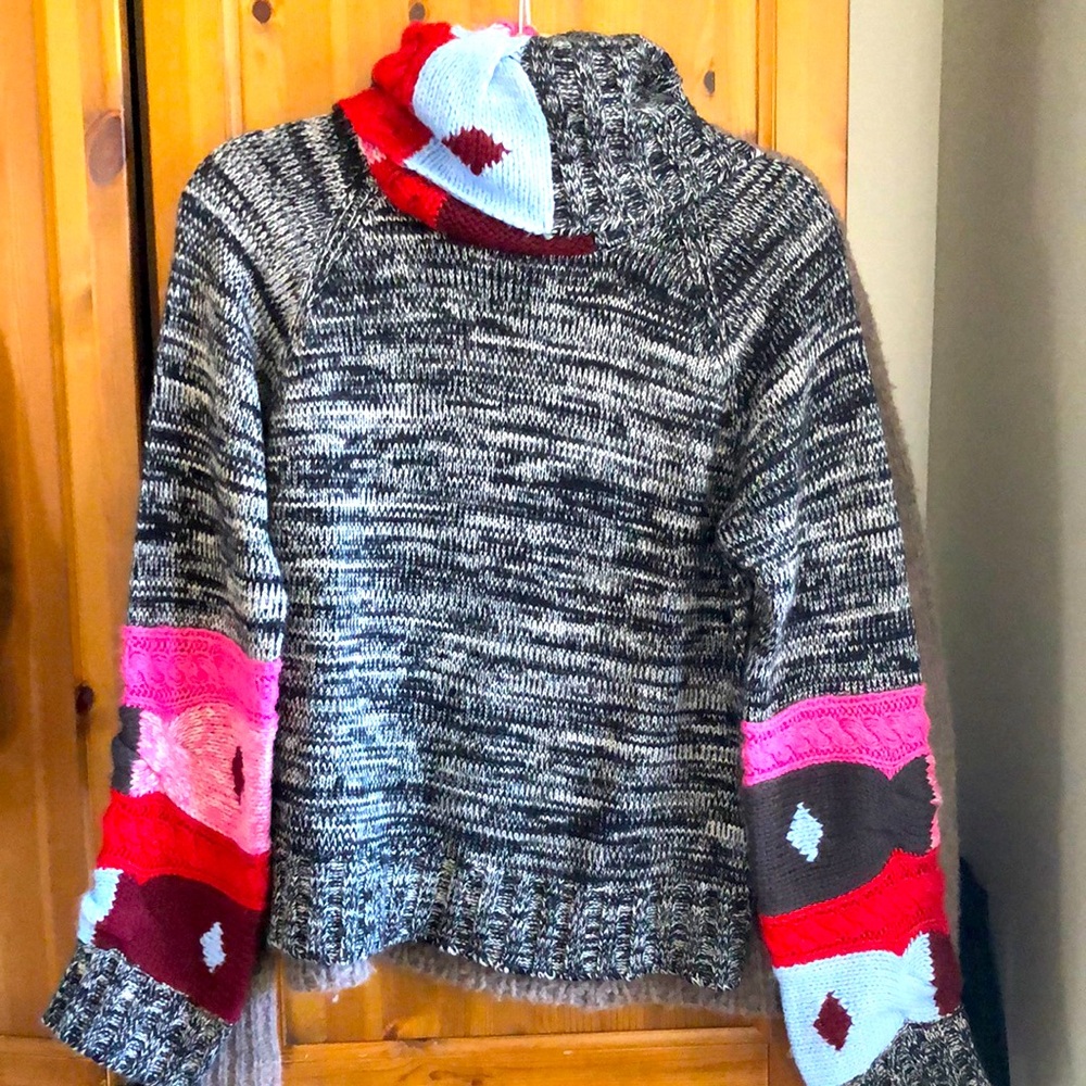 525 sweater acrylic wool blend. L great condition. Unique design.